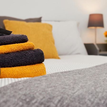 High Spec 2 Bed Apartment W/Parking Available 런던 외부 사진