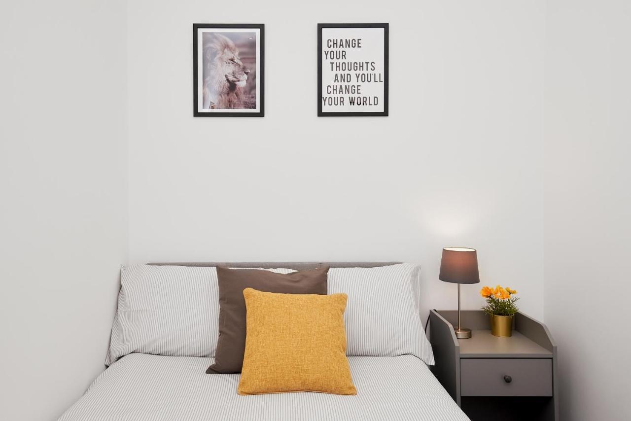 High Spec 2 Bed Apartment W/Parking Available 런던 외부 사진
