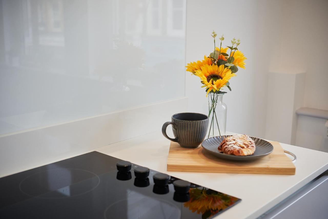 High Spec 2 Bed Apartment W/Parking Available 런던 외부 사진
