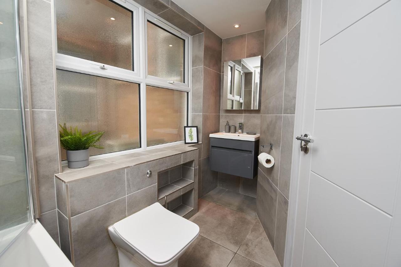 High Spec 2 Bed Apartment W/Parking Available 런던 외부 사진