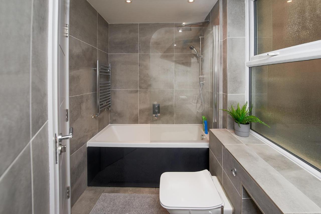 High Spec 2 Bed Apartment W/Parking Available 런던 외부 사진